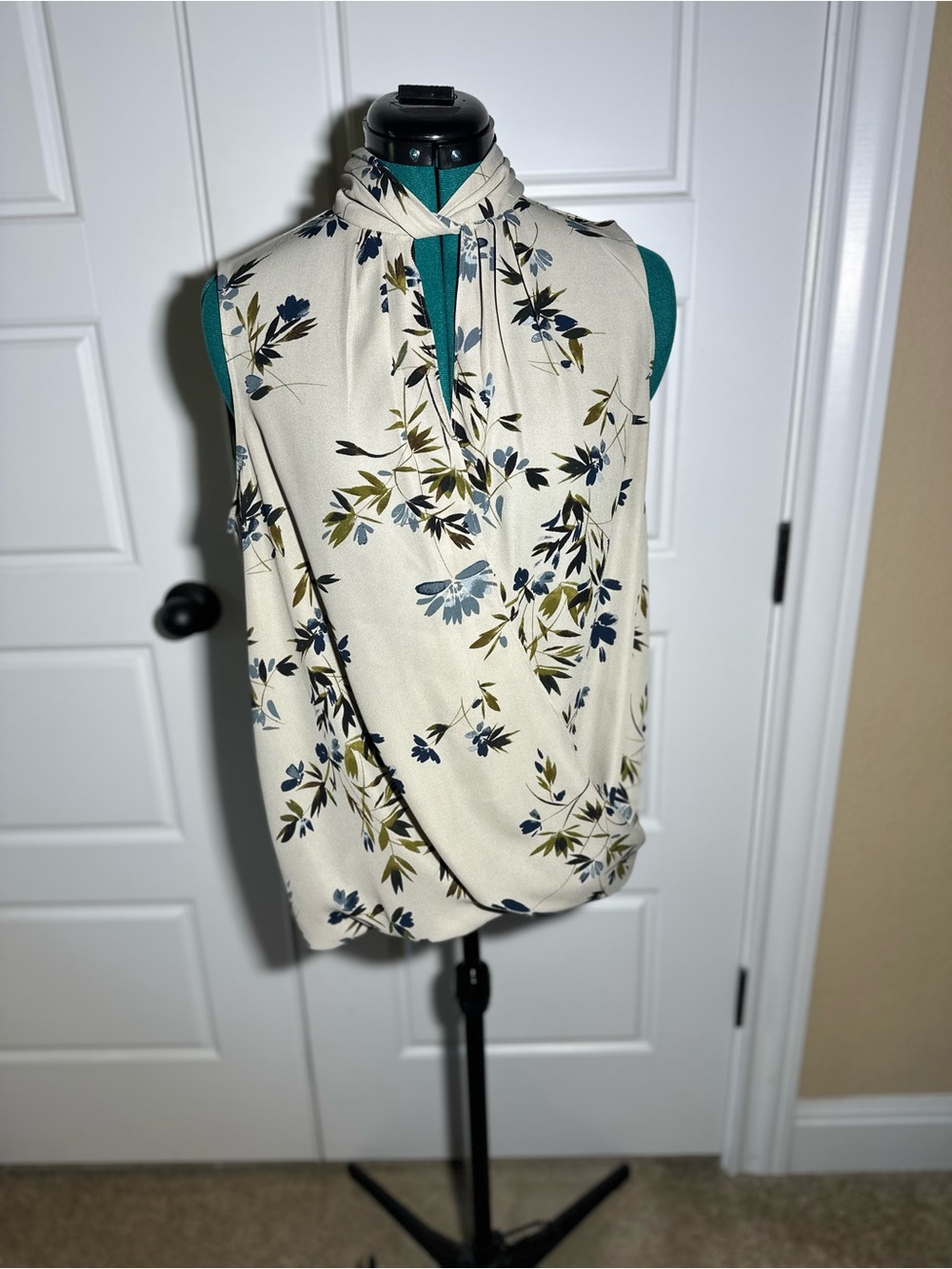Vince Camuto 
Cream Floral Tie-Neck Sleeveless Top